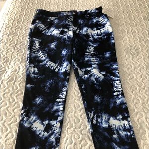 NWT size 12 Blue and White Style & Co swirl design skinny jeans.